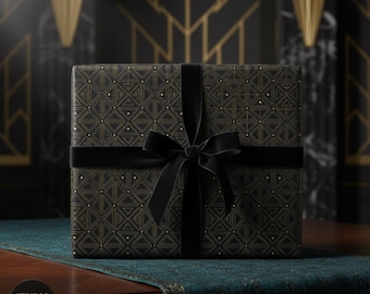 Puede incluir: Una caja de regalo envuelta con una cinta y un lazo de terciopelo negro. El papel de regalo es negro con un patrón geométrico dorado. El regalo está sobre un camino de mesa verde azulado. El texto "STUDIO SELECT" está impreso.