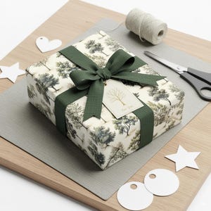 Papier do pakowania prezentów z motywem drzewa akwarelowego: Evergreen Forest, papier leśny w kolorze zielonym i beżowym zdjęcie 2