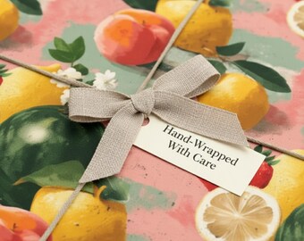 Papel de regalo con motivos frutales, acuarela veraniega frutal: limones, fresas, melocotones - Tema cítrico