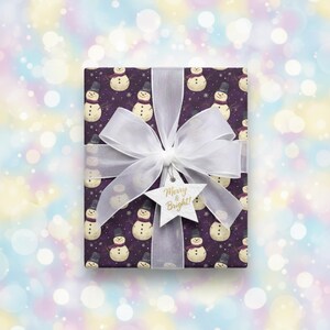 Donkerpaars kerstcadeaupapier met sneeuwpopmotief, feestelijk wintercadeaupapier afbeelding 5