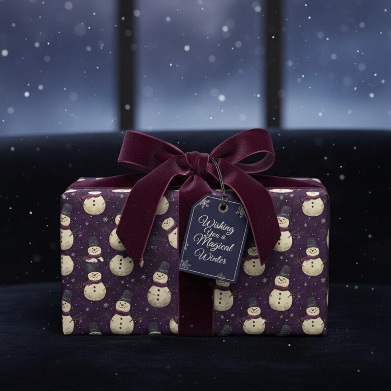 Donkerpaars kerstcadeaupapier met sneeuwpopmotief, feestelijk wintercadeaupapier afbeelding 3