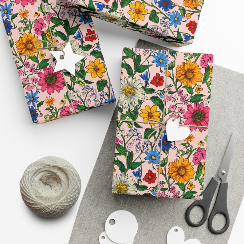 Cadeaupapier bloemen: roze wilde bloemenprint - lentefeestpapier afbeelding 5