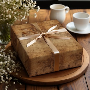Carta da regalo marrone dall'aspetto danneggiato, modello consumato e usurato, rotolo di carta da regalo marrone, sacchetto di carta marrone malconcio, antico rustico maschile