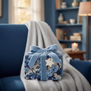 Papel de regalo de boda con diseño floral azul y elegante estampado floral. imagen 3