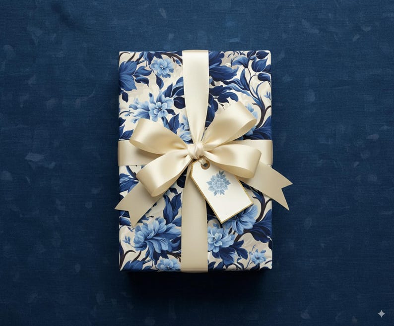 Papel de regalo de boda con diseño floral azul y elegante estampado floral. imagen 1