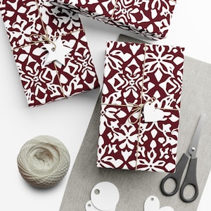 Elegante carta da regalo con fantasia bordeaux, classica carta da regalo, splendido design Art Déco, carta di qualità, perfetta per compleanni, festività e matrimoni.