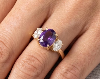 Amethist edelsteenring, 18k massief gouden ring, ovaal geslepen moissaniet verlovingsring, statement drie stenen ring, geboortesteen geschenken sieraden