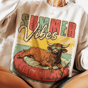 Summer Vibes png, ontwerp Highland Cow, png, retro zomershirtontwerp, grappige strandshirtprint, zomersublimatieontwerp, strandafbeelding png