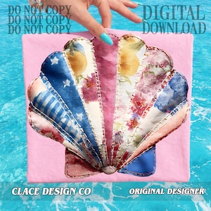 Puede incluir: Un diseño en forma de concha con un patchwork de telas en varios patrones y colores, incluyendo azul con estrellas y rayas blancas, estampados florales y rosa liso. El diseño está sobre un fondo rosa. El texto en la imagen dice "DIGITAL DOWNLOAD", "CLACE DESIGN CO" y "ORIGINAL DESIGNER".