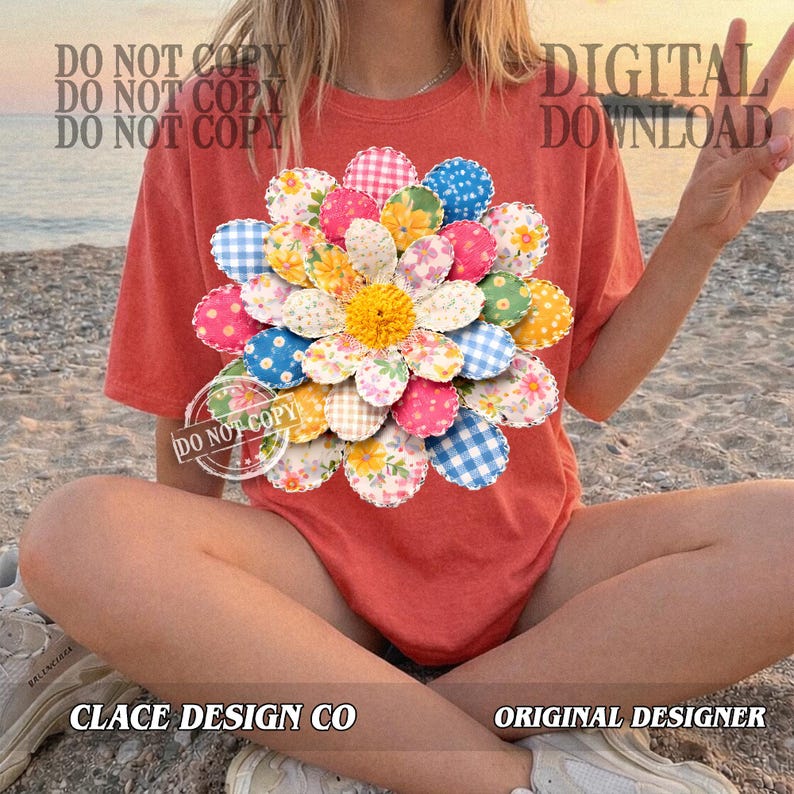 K&ouml;nnte beinhalten: Korallfarbenes T-Shirt mit einem gro&szlig;en Blumenmuster aus Stoff. Die Blume hat Bl&uuml;tenbl&auml;tter in Rosa, Blau, Gelb und Wei&szlig;. Der Text "DIGITAL DOWNLOAD" ist sichtbar. Der Text "CLACE DESIGN CO" ist ebenfalls sichtbar.