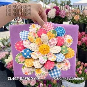 K&ouml;nnte beinhalten: Eine handgefertigte, lila Stoff-Clutch mit einem gro&szlig;en, farbenfrohen Blumenmuster. Die Blume besteht aus verschiedenen Stoffkreisen mit Mustern, darunter Punkte, Vichy-Karo und Blumendrucke. Die Mitte der Blume ist gelb. Der Text auf dem Bild lautet "DIGITAL DOWNLOAD".
