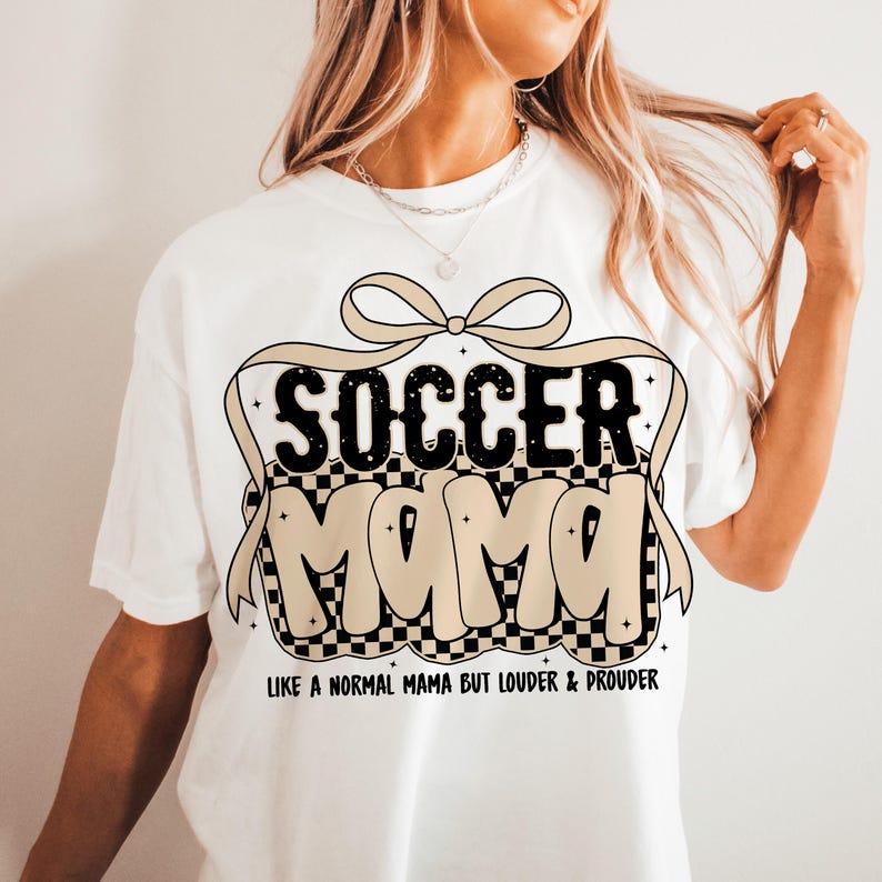 Fotbollsmamma kokett png, trendig fotbollsmamma png, fotbollsmamma svg png, fotbollsmamma png, kokett rutig png, mammapresent png bild 5