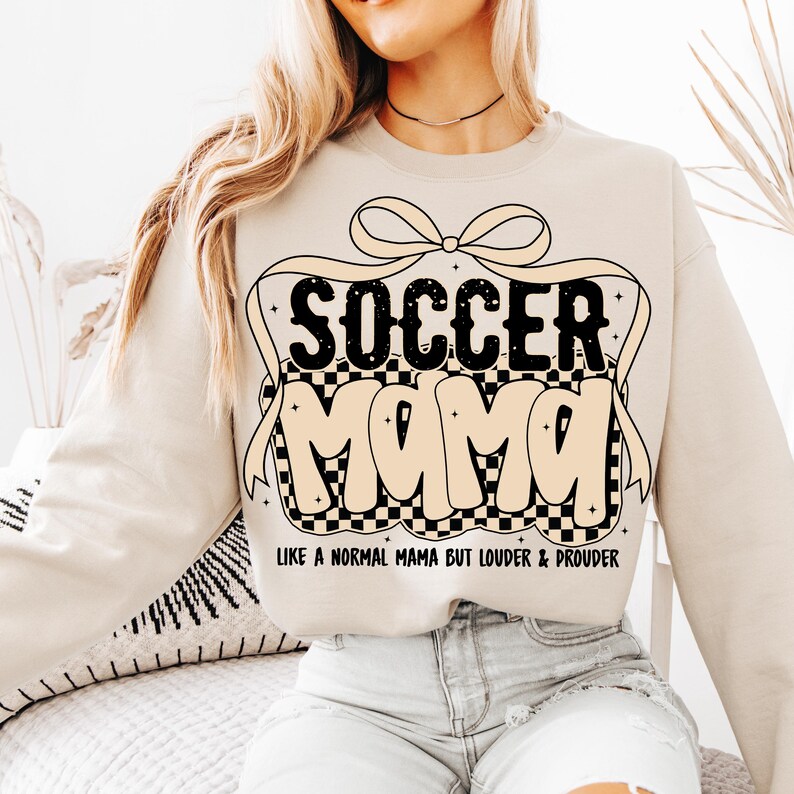 Fotbollsmamma kokett png, trendig fotbollsmamma png, fotbollsmamma svg png, fotbollsmamma png, kokett rutig png, mammapresent png bild 6