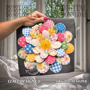 K&ouml;nnte beinhalten: Ein graues Textilquadrat mit einem gro&szlig;en, farbenfrohen Blumenmuster. Die Bl&uuml;tenbl&auml;tter bestehen aus verschiedenen gemusterten Stoffen in Rosa, Blau, Gelb und Wei&szlig;. Die Mitte der Blume ist ein strukturiertes gelbes Material. Der Text "DIGITAL DOWNLOAD" ist sichtbar.