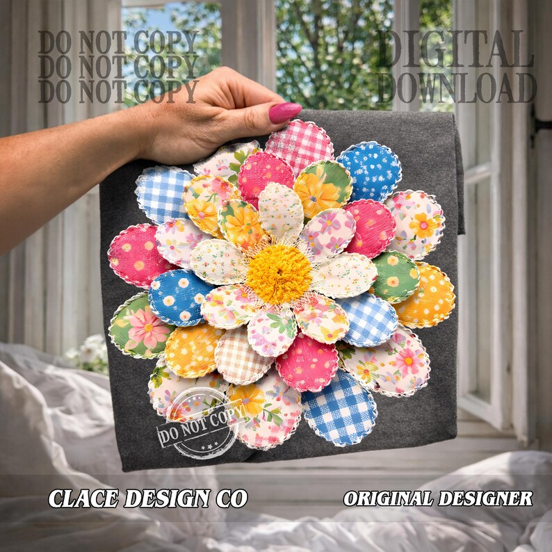 K&ouml;nnte beinhalten: Ein graues Textilquadrat mit einem gro&szlig;en, farbenfrohen Blumenmuster. Die Bl&uuml;tenbl&auml;tter bestehen aus verschiedenen gemusterten Stoffen in Rosa, Blau, Gelb und Wei&szlig;. Die Mitte der Blume ist ein strukturiertes gelbes Material. Der Text "DIGITAL DOWNLOAD" ist sichtbar.