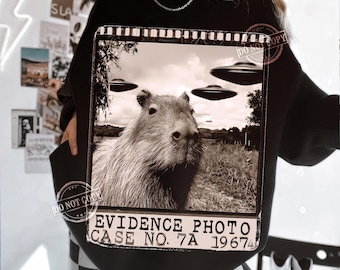 Zabawna koszulka z UFO i kapibarą w formacie PNG, grafika w stylu vintage ze zdjęciem dowodów na istnienie obcych, prezent dla miłośnika kapibar | Dziwna koszulka retro ze zwierzęciem