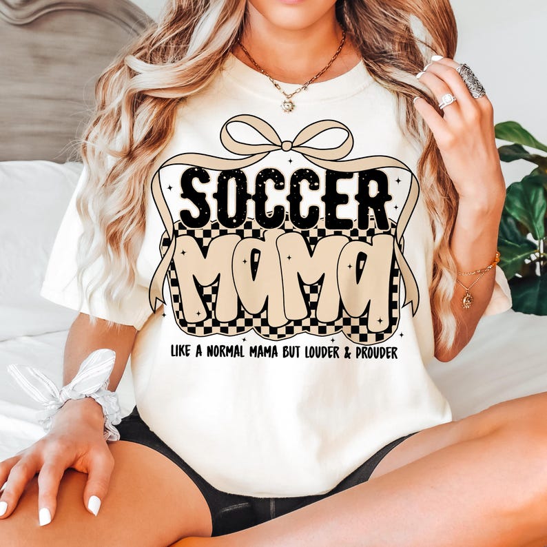 Fotbollsmamma kokett png, trendig fotbollsmamma png, fotbollsmamma svg png, fotbollsmamma png, kokett rutig png, mammapresent png bild 2