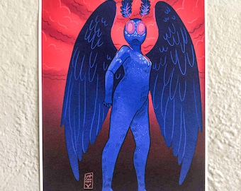 Puede incluir: Una figura azul con grandes alas detalladas y dos antenas sobre un fondo rojo y negro. La figura tiene ojos rosados brillantes. La obra de arte está firmada por el artista.
