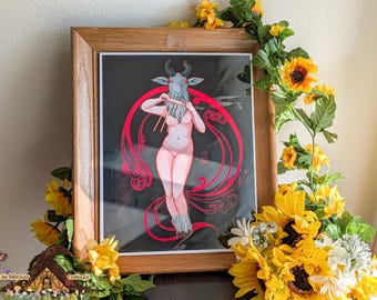 Puede incluir: Impresión artística enmarcada que representa una figura desnuda con cabeza de cabra tocando la flauta, sobre un fondo negro con elementos decorativos rojos. La obra de arte está en un marco de madera, rodeada de girasoles y vegetación.