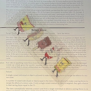 Puede incluir: Una página de un libro de juego de rol de fantasía, con texto que describe el hechizo "Eliminar maldición". El texto está acompañado de una pequeña ilustración de un personaje de dibujos animados con una varita. El número de página es 289.