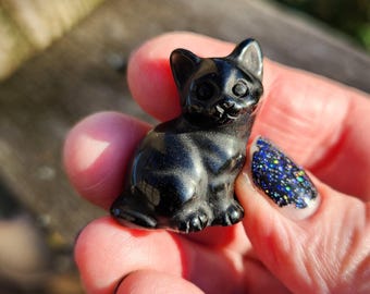 Gato de obsidiana negra tallada: Figurita de cristal de bolsillo