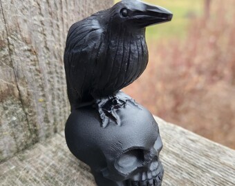 Corvo esculpido em obsidiana negra sobre crânio: Estatueta de corvo em cristal natural
