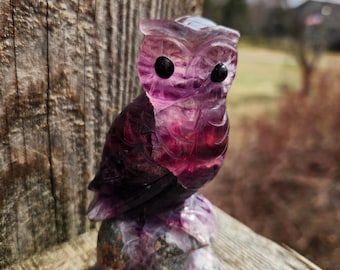 Búho tallado en cristal de fluorita de caramelo sobre piedra de raíz natural, pieza única.
