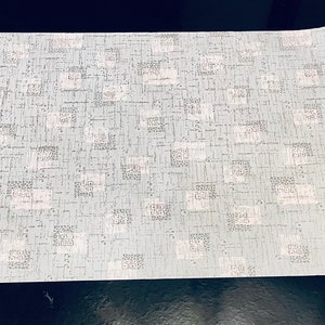 LIVRAISON GRATUITE ! Véritable papier peint non collé NOS vintage des années 50&#39;-60 au design du milieu du siècle. Rose, bleu grisâtre, gris et or et argent métalliques.