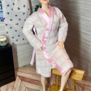 FREE US Shipping! 1/6 scale Barbie pink & white bath robe with white furry slippers set. Barbie bath robe, nightgown, sleepwear, pajamas