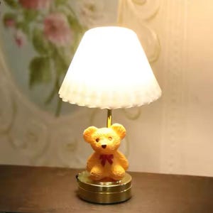 KOSTENLOSER Versand! Mini batteriebetriebene LED Bärenlampe. Diese Bärenlampe im Bjd/Blythe Stil ist in den Größen 1/12 - 1/6 angesiedelt