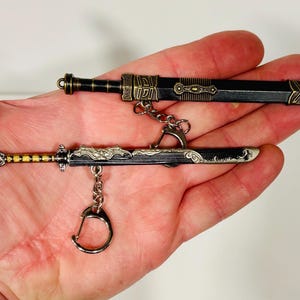 ¡ENVÍO GRATIS A EE. UU.! Espada de metal ornamentada de tamaño 1:6 con funda de metal, llavero de espada, abrecartas, katana, espada de la Leyenda de Zelda o escudo con espada