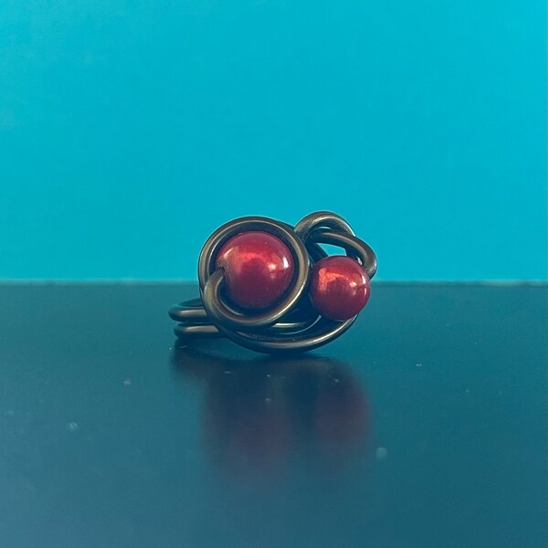 Bague en fil d’aluminium 2mm noir, perles rouges