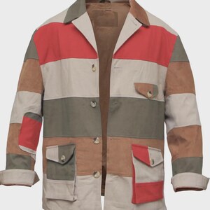 K&ouml;nnte beinhalten: Eine lang&auml;rmelige Jacke mit einem horizontalen Farbblockmuster in den Farben Rot, Olivgr&uuml;n, Hellbraun und Beige. Die Jacke verf&uuml;gt &uuml;ber einen Kragen, eine Knopfleiste auf der Vorderseite, zwei gro&szlig;e aufgesetzte Taschen mit Klappen und eine Brusttasche.