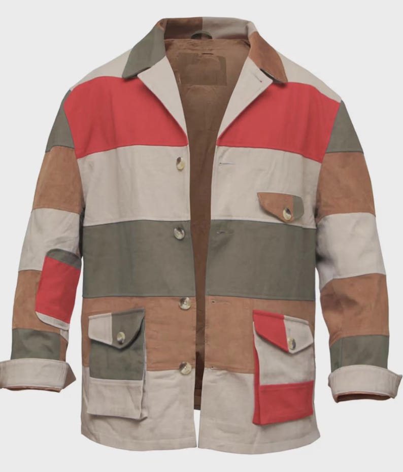 K&ouml;nnte beinhalten: Eine lang&auml;rmelige Jacke mit einem horizontalen Farbblockmuster in den Farben Rot, Olivgr&uuml;n, Hellbraun und Beige. Die Jacke verf&uuml;gt &uuml;ber einen Kragen, eine Knopfleiste auf der Vorderseite, zwei gro&szlig;e aufgesetzte Taschen mit Klappen und eine Brusttasche.