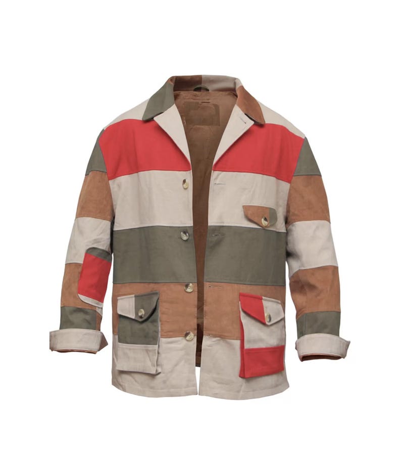 K&ouml;nnte beinhalten: Eine lang&auml;rmelige Jacke mit einem horizontalen Blockstreifenmuster in den Farben Rot, Beige, Olivgr&uuml;n und Braun. Das Kleidungsst&uuml;ck verf&uuml;gt &uuml;ber einen Kragen, eine Knopfleiste auf der Vorderseite, zwei aufgesetzte Taschen mit Klappen und eine Brusttasche.