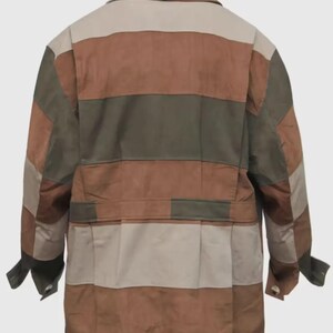 K&ouml;nnte beinhalten: Eine lang&auml;rmelige Jacke mit einem horizontalen Farbblockmuster in den Farbt&ouml;nen Hellbraun, Braun und Olivgr&uuml;n. Das Kleidungsst&uuml;ck verf&uuml;gt &uuml;ber einen klassischen Kragen, ein gekn&ouml;pftes Taillendetail und gekn&ouml;pfte Manschetten aus Stoffbahnen.