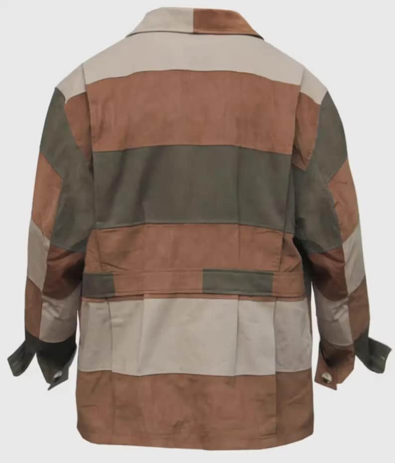 K&ouml;nnte beinhalten: Eine lang&auml;rmelige Jacke mit einem horizontalen Farbblockmuster in den Farbt&ouml;nen Hellbraun, Braun und Olivgr&uuml;n. Das Kleidungsst&uuml;ck verf&uuml;gt &uuml;ber einen klassischen Kragen, ein gekn&ouml;pftes Taillendetail und gekn&ouml;pfte Manschetten aus Stoffbahnen.