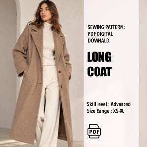 Pode incluir: Um casaco comprido bege com lapela entalhada e botões. O texto diz: SEWING PATTERN : PDF DIGITAL DOWNALD LONG COAT Skill level : Advanced Size Range : XS-XL. Inclui um ícone PDF. O casaco é usado sobre uma gola alta e calças creme.
