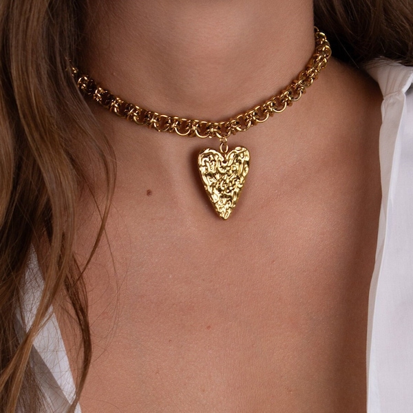 heart choker, vintage gold necklace non tarnish, chunky chain necklace, chunky gold necklace, choker chain with a hammered heart pendant