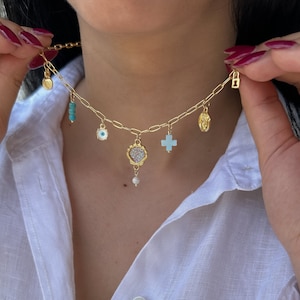 collar de encanto de oro, collar de encanto personalizado, joyería de encanto vintage de oro, regalo de cumpleaños para ella, collar inicial personalizado, encantos de cadena