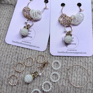 Op de afbeelding: Een set van drie keramische mokken met een gespikkelde, matte afwerking. De mokken zijn in de kleuren crème, lichtgrijs en donkergrijs. Elke mok heeft een eenvoudig, minimalistisch ontwerp en een afgeronde handgreep.