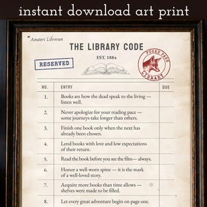 Könnte beinhalten: Gerahmter Kunstdruck mit dem Titel "The Library Code" im Vintage-Stil. Der Druck zeigt eine Liste von Bibliotheksregeln, einen "Reserviert"-Stempel und ein Fuchslogo. Der Text "instant download art print" befindet sich oben.