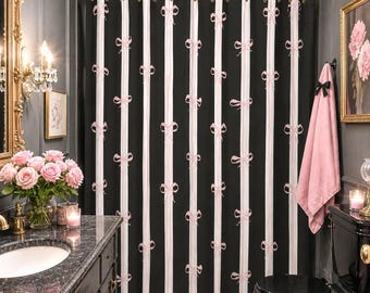 Svart rosett duschdraperi, kokett badrumsdekor, rosa bandrandigt draperi, feminint gotiskt badrum, chic parisisk stil, sött flickigt badkar