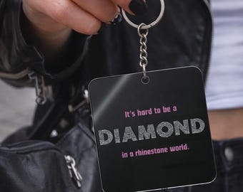 Llavero divertido y moderno, con la frase "Es difícil ser un diamante", estética de diamantes de imitación rosas, adorno para bolso de chica cool, regalo Y2K para ella, accesorio acrílico