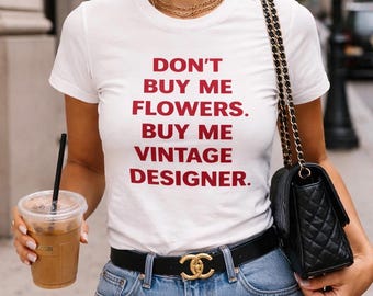 No me compres flores, cómprame una camiseta vintage, camiseta gráfica vintage para amantes del diseño, camiseta con estética de segunda mano, camiseta infantil de estilo retro, estilo Y2K.