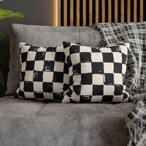 Schwarz weißes kariertes Kissen, modernes Schachbrettdekor, stimmungsvolles Dekokissen, minimalistisches Couchkissen, trendiger ästhetischer Akzent Bild 7