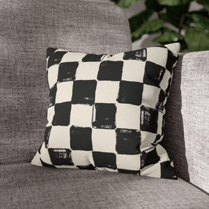 Schwarz weißes kariertes Kissen, modernes Schachbrettdekor, stimmungsvolles Dekokissen, minimalistisches Couchkissen, trendiger ästhetischer Akzent Bild 4