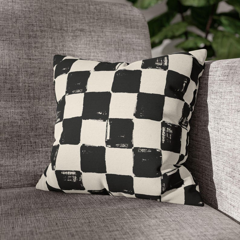 Schwarz weißes kariertes Kissen, modernes Schachbrettdekor, stimmungsvolles Dekokissen, minimalistisches Couchkissen, trendiger ästhetischer Akzent Bild 4
