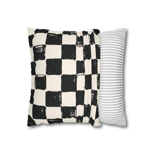 Schwarz weißes kariertes Kissen, modernes Schachbrettdekor, stimmungsvolles Dekokissen, minimalistisches Couchkissen, trendiger ästhetischer Akzent Bild 6