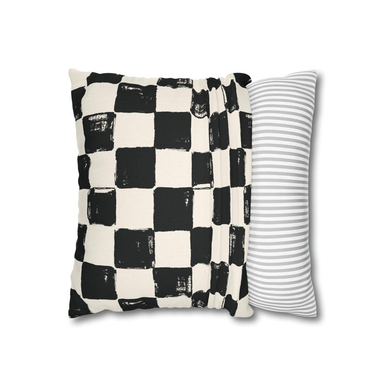 Schwarz weißes kariertes Kissen, modernes Schachbrettdekor, stimmungsvolles Dekokissen, minimalistisches Couchkissen, trendiger ästhetischer Akzent Bild 6